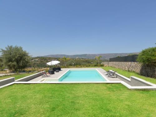 een zwembad in het midden van een grasveld bij Villa Paolina by Interhome in Solarino