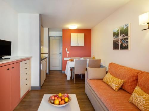 un salon avec un canapé et une table dans l'établissement Apartment Le Village - C0 266 by Interhome, à Agay