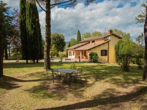 een picknicktafel in de tuin van een huis bij Holiday Home Villa Le Pine by Interhome in Galbino