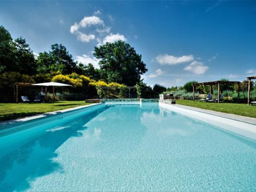 uma piscina com água azul num quintal em Apartment Pino by Interhome em Osteria Delle Noci