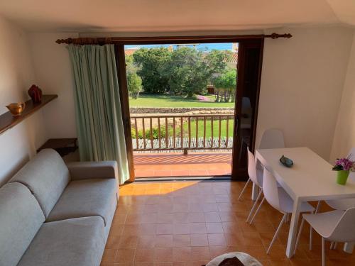 salon z kanapą i stołem w obiekcie GG Luxury Apartments - Porto Cervo - Costa Smeralda w mieście Porto Cervo