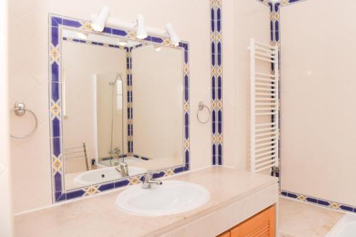 uma casa de banho com um lavatório e um espelho em Casa Louisa em Casal da Lagoa Seca