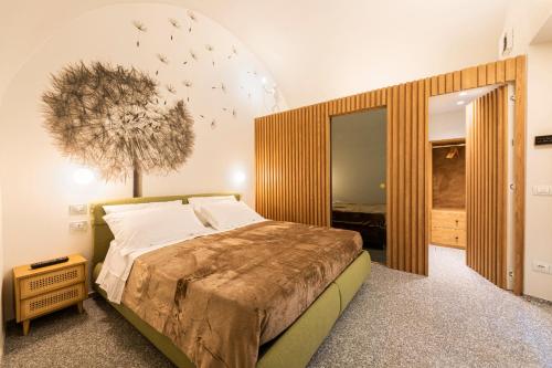 A bed or beds in a room at Apartments Florence - Dragomanni Loft with patio