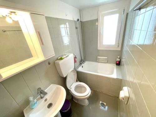 Koupelna v ubytování Luxury Flat in Hilton, 3' from metro, VFM!