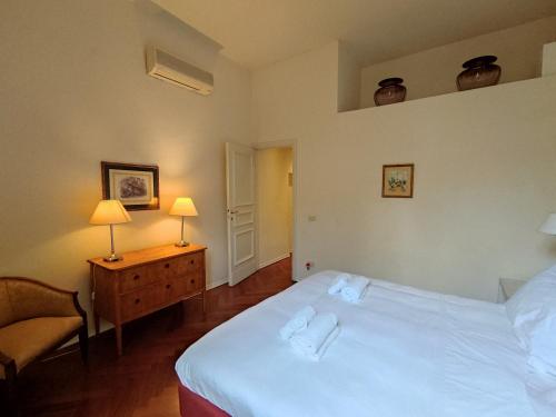 Cashmere apartment a stone's throw from the Duomo