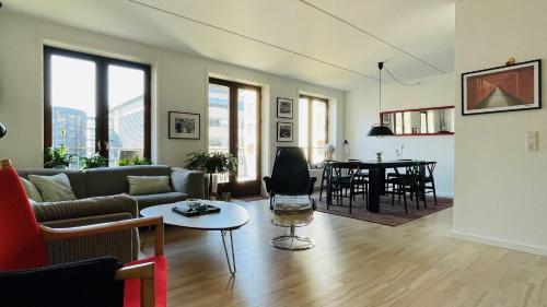 sala de estar con sofá y mesa en ApartmentInCopenhagen Apartment 1486, en Copenhague