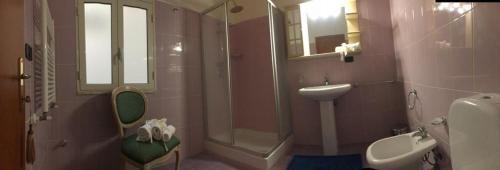 Ett badrum på Lucy Home Lussuoso appartamento Recanati mare