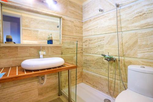 Een badkamer bij Villa Alkinoos