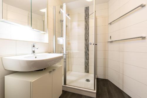 Ένα μπάνιο στο Ferienwohnpark Immenstaad am Bodensee Zwei-Zimmer-Apartment 55 30