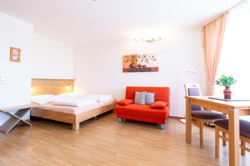 - une chambre avec un lit, un bureau et une chaise dans l'établissement Ferienwohnpark Immenstaad am Bodensee Ein-Zimmer-Apartment 49 41, à Immenstaad am Bodensee