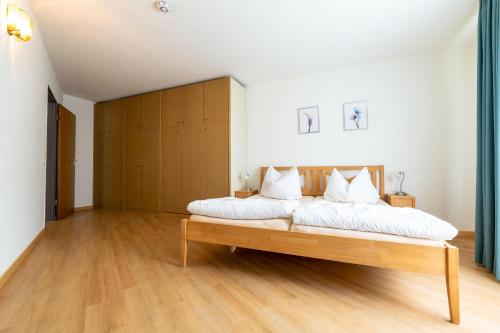 Postel nebo postele na pokoji v ubytování Ferienwohnpark Immenstaad am Bodensee Zwei-Zimmer-Apartment 49 16