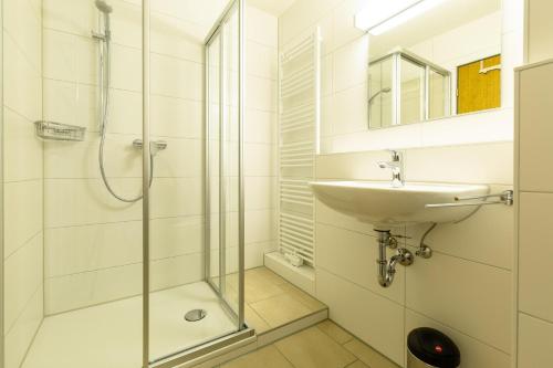 Koupelna v ubytování Ferienwohnpark Immenstaad am Bodensee Zwei-Zimmer-Apartment 49 16