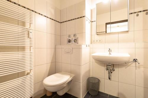 uma casa de banho branca com um WC e um lavatório em Ferienwohnpark Immenstaad am Bodensee Zwei-Zimmer-Apartment 49 19 em Immenstaad am Bodensee