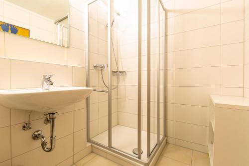 ein Bad mit einem Waschbecken und einer Dusche in der Unterkunft Ferienwohnpark Immenstaad am Bodensee Zwei-Zimmer-Apartment 49 45 in Immenstaad am Bodensee
