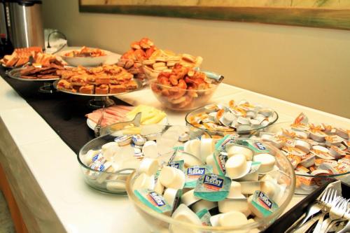 un buffet con platos de comida y tazones de comida en Hotel Termal Rio Hondo, en Termas de Río Hondo