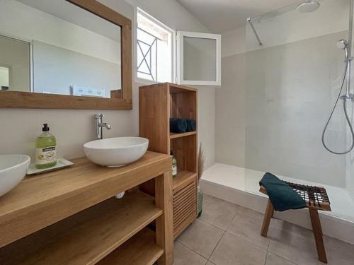 a bathroom with two white sinks and a shower at Petit Paradis Garrigue in Moulézan