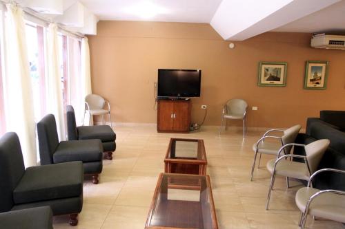 Televizorius ir (arba) pramogų centras apgyvendinimo įstaigoje Hotel Termal Rio Hondo