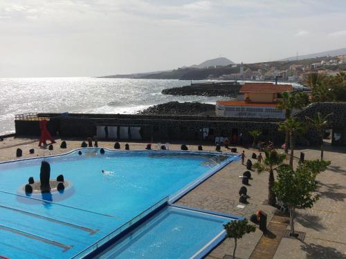 Bazén v ubytování One bedroom house at Candelaria 100 m away from the beach with sea view furnished balcony and wifi nebo v jeho okolí