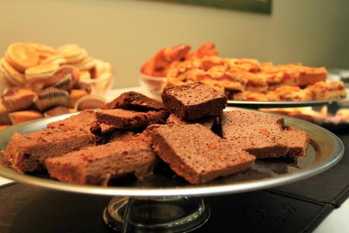 Un plato de brownies en una mesa con otros postres. en Hotel Termal Rio Hondo, en Termas de Río Hondo