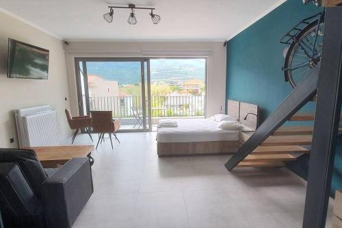 Postel nebo postele na pokoji v ubytování Nydri Loft