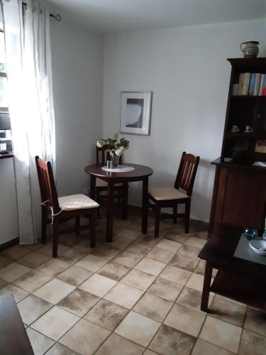jadalnia ze stołem i 2 krzesłami w obiekcie Ferienwohnung Bibert w mieście Michelstadt