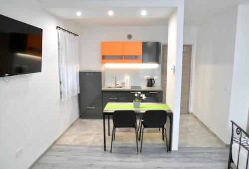 uma cozinha com mesa e cadeiras num quarto em Stara Jezica Apartments with WiFi em Ljubljana