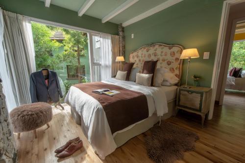 a bedroom with a large bed and a window at Runa Moraira Apart & Spa in Mar de las Pampas