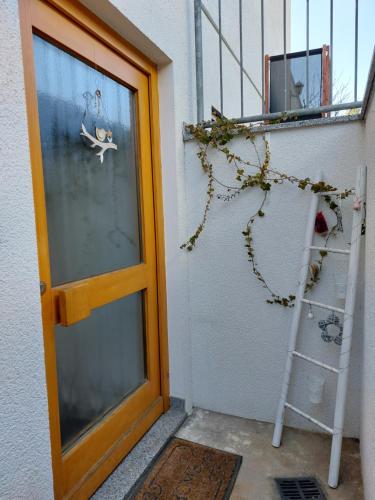 una puerta con una escalera junto a una ventana en Schillerstüble, en Bodelshausen