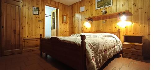 Un pat sau paturi într-o cameră la Kleine