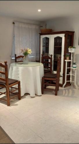 a dining room with a table and chairs at Cedeira playa in Cedeira