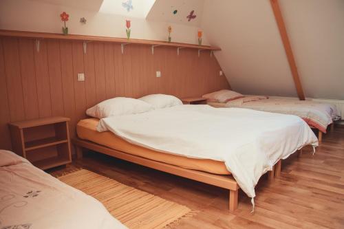 een kamer met drie bedden in een kamer bij Apartma Sonček, on the ski slopes, balcony, private parking in Kranjska Gora