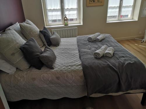 un lit avec deux serviettes et des oreillers dessus dans l'établissement Le Puits, à Honfleur