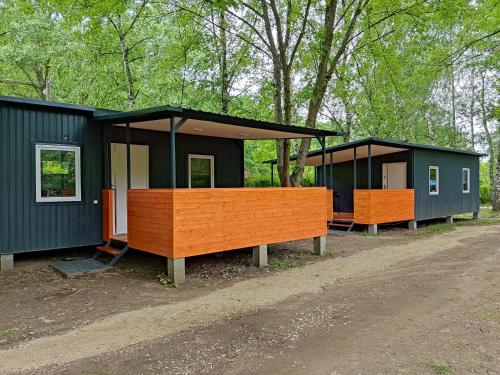 a couple of tiny houses sitting on the side of a road at hé,Tisza! in Tiszafüred