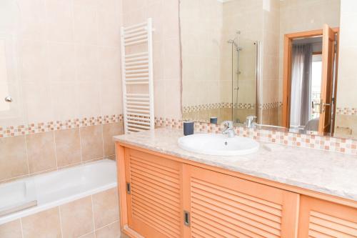 un baño con lavabo y bañera en Casa Moana, en Casal da Lagoa Seca