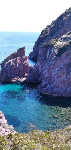 a body of water next to a rocky cliff at Capraia per te in Capraia