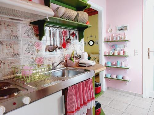 una cucina con lavandino e piano di lavoro di CORFU GARDEN HOUSE a Kato Korakiana