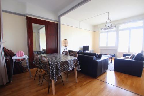 un salon avec une table et un canapé dans l'établissement 2 Pièces Terrasse Vue mer, à Dinard