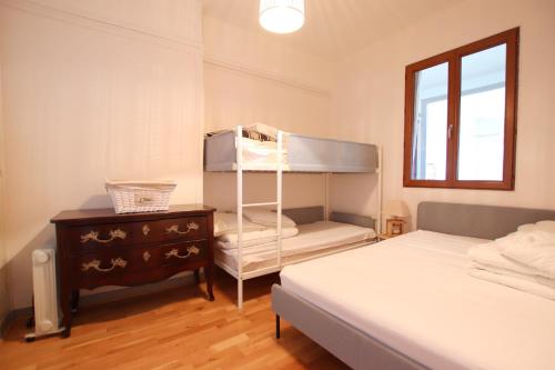 - une chambre avec des lits superposés et une commode dans l'établissement 2 Pièces Terrasse Vue mer, à Dinard