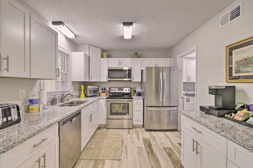 Φωτογραφία από το άλμπουμ του Downtown Southern Pines Townhome with Deck! σε Southern Pines
