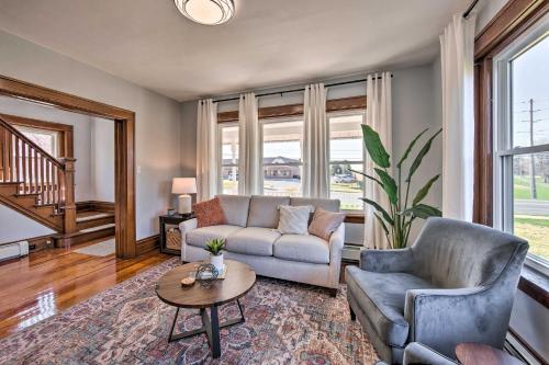 Ein Sitzbereich in der Unterkunft Home 2 Mi to Hersheypark Work and Play!