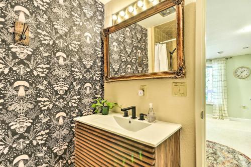 Un baño de The Owls Nest with Hot Tub and Forest Views!