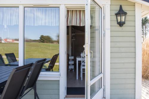 a screened in porch with a table and chairs at Lilla Paradiset in Tomelilla