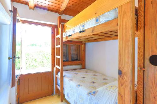 Двухъярусная кровать или двухъярусные кровати в номере Fishermans Cottage