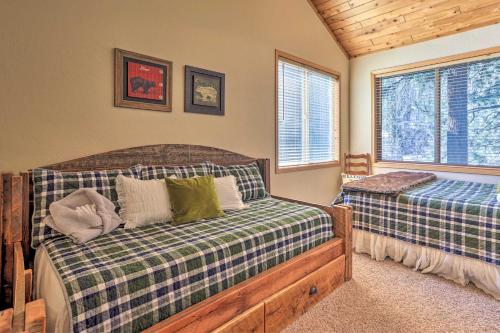Posteľ alebo postele v izbe v ubytovaní Expansive Cabin with Hot Tub and Walk to Ski Lift!