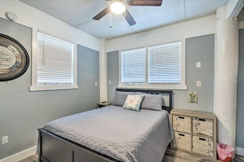 Ένα ή περισσότερα κρεβάτια σε δωμάτιο στο Pensacola Home about 3 Mi to Perdido Key Beach!