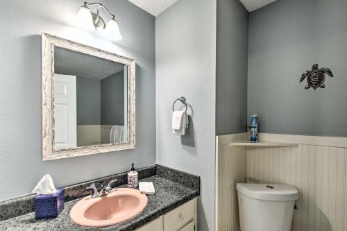 Bilik mandi di Pensacola Home - 2 Blocks From Boat Launch!