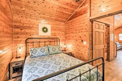 una camera con un letto in una baita di tronchi di Family-Friendly Cabin about 5 Mi to Dtwn New Bern a New Bern