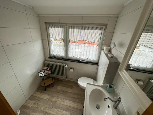 niewielka łazienka z umywalką i oknem w obiekcie Voslapper Seeluft w mieście Wilhelmshaven