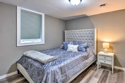 Postel nebo postele na pokoji v ubytování Charming Retreat with Deck - Walk to Lake Pepin