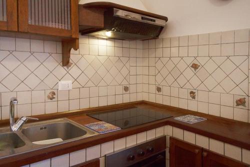 een keuken met een wastafel en een aanrecht bij A Casa di Nicola - Goelba in Marmi